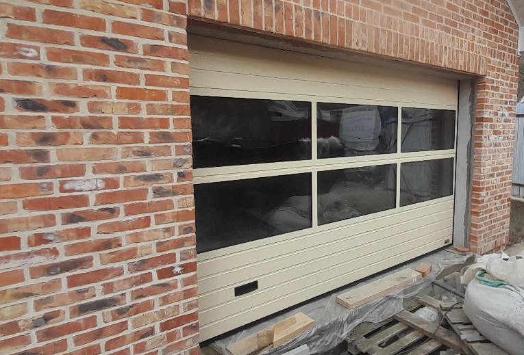 Секционные ворота Престиж с панорамным остеклением AluPro